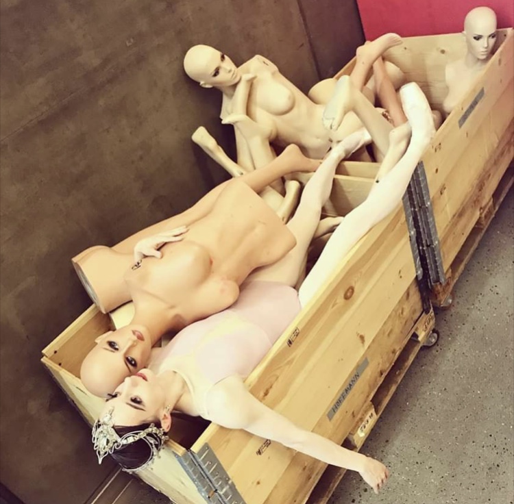 750x736, 159 Kb / ящики, манекены, расчлененка, балерина, пуанты, диадема