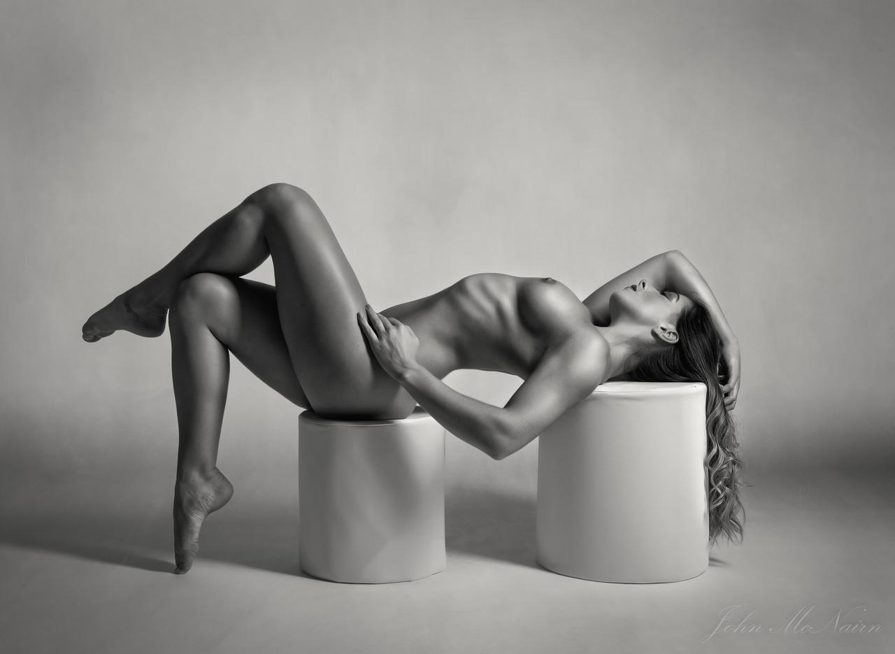 1280x935, 50 Kb / сиськи, голая, ч/б, цилиндры