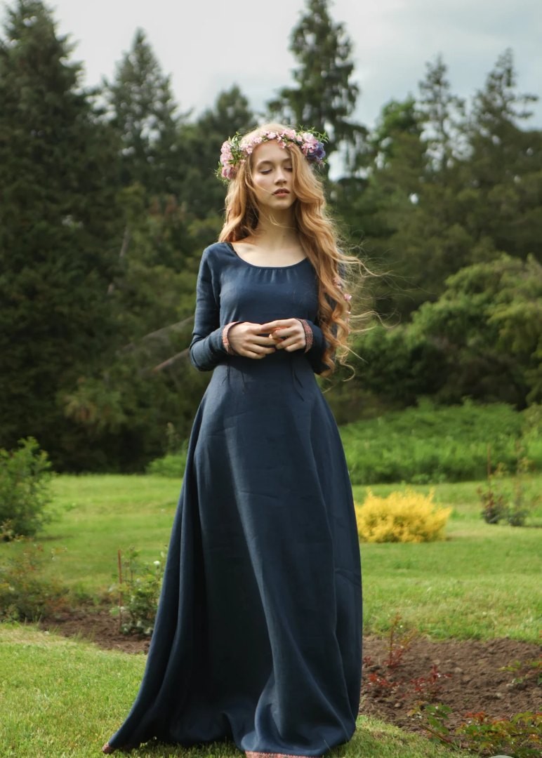 772x1080, 143 Kb / женщина, синее, платье, венок, трава, деревья