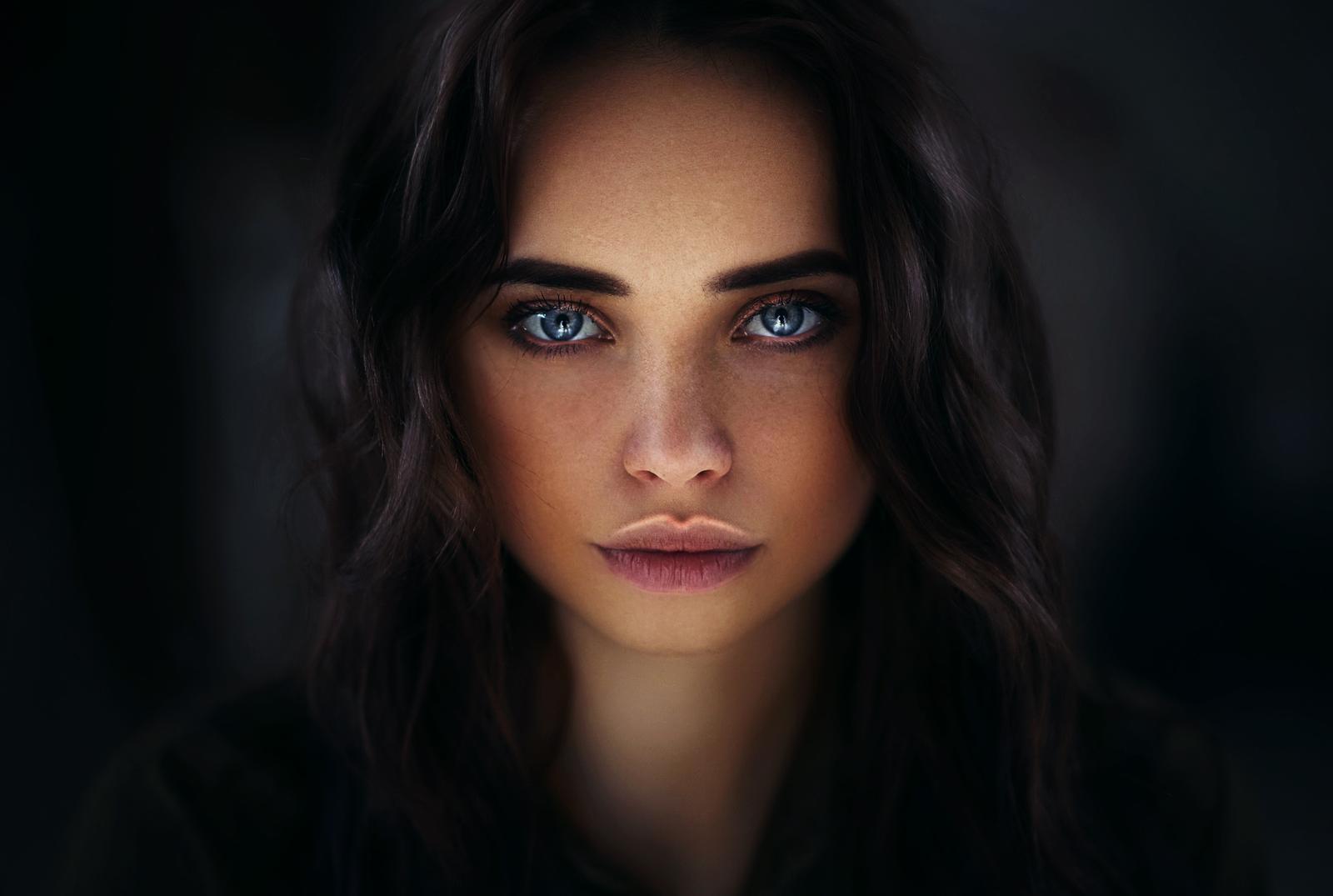 1600x1075, 67 Kb / лицо, голубоглазая, взгляд, губы, брюнетка