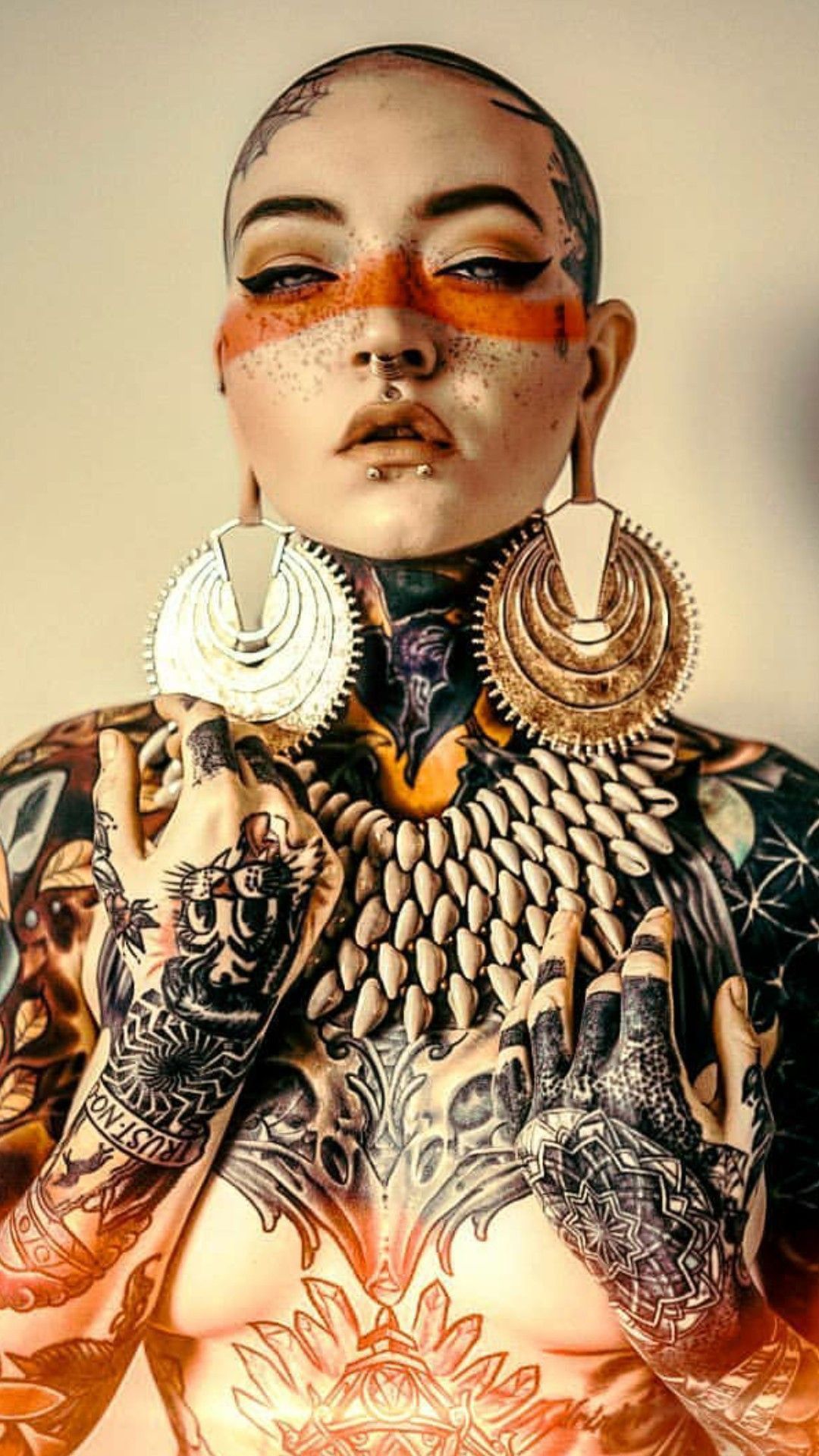 1080x1920, 292 Kb / девка, татушки, серьги, пирсинг, лысая