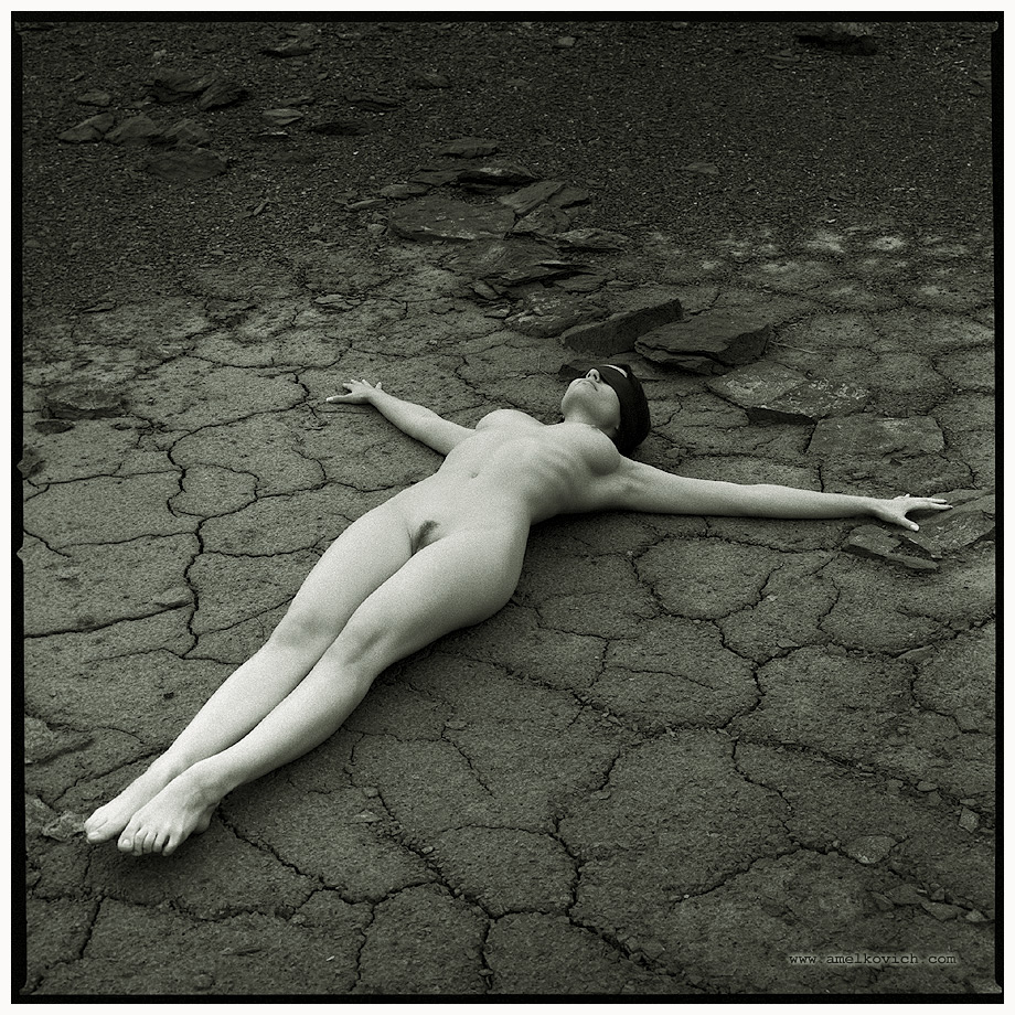 920x920, 395 Kb / ч/б, крест, земля, трещина, amelkovich