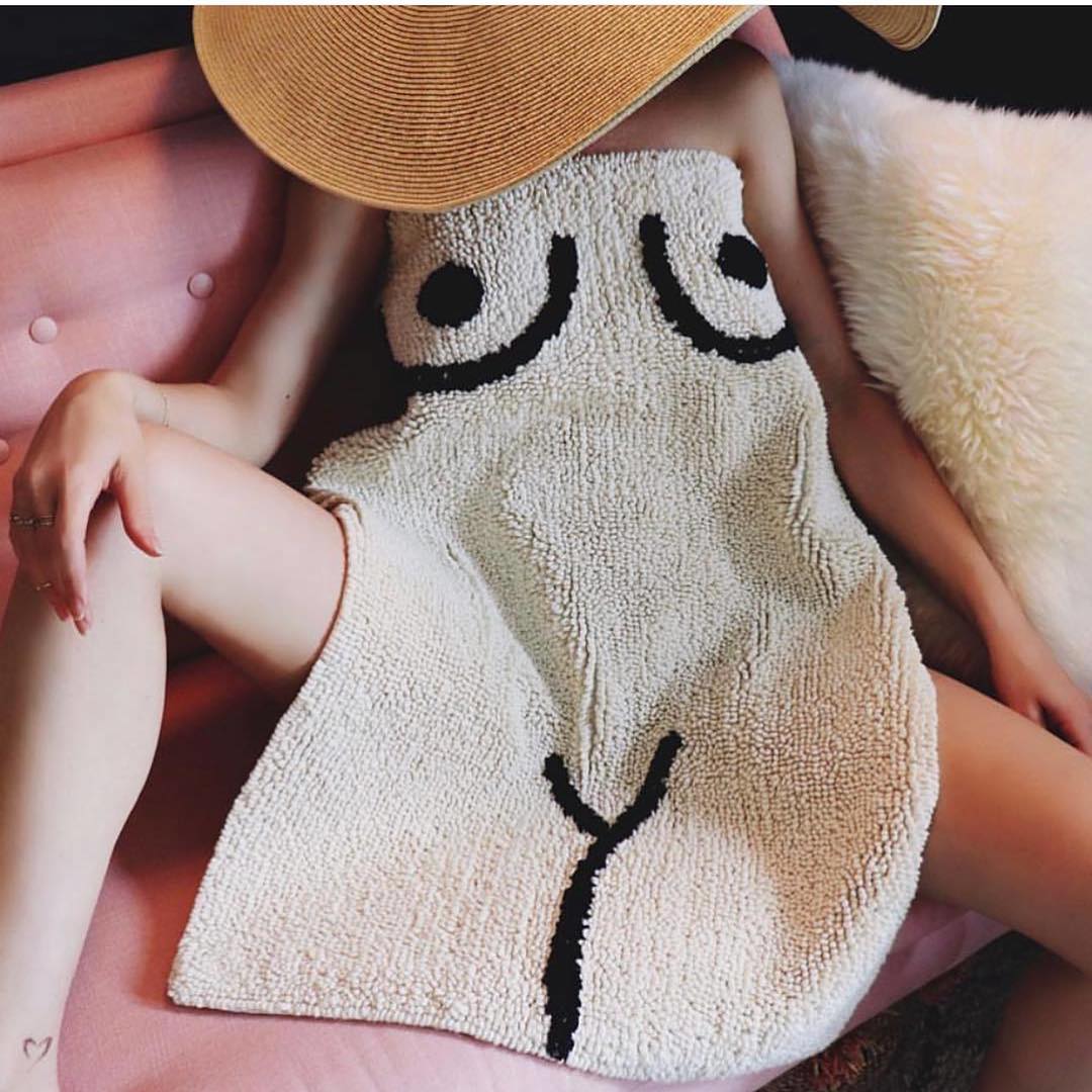 1080x1080, 144 Kb / девка, шляпа, полотенце