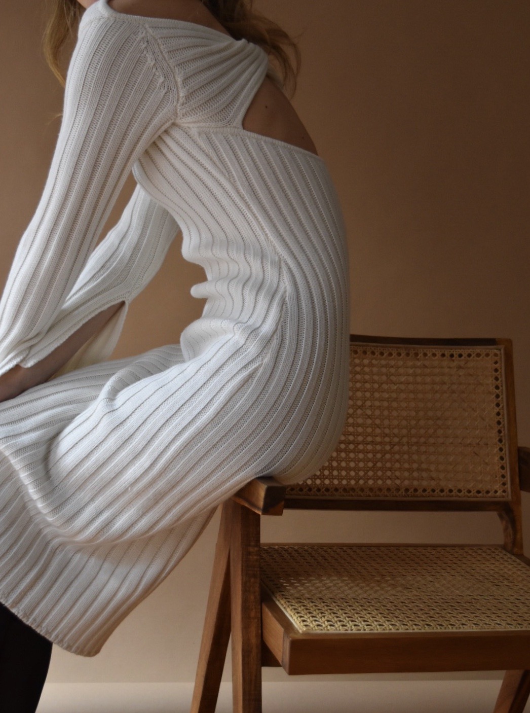 1046x1406, 306 Kb / блондинка, платье, стул, кресло, сидит, вязаное, родинка