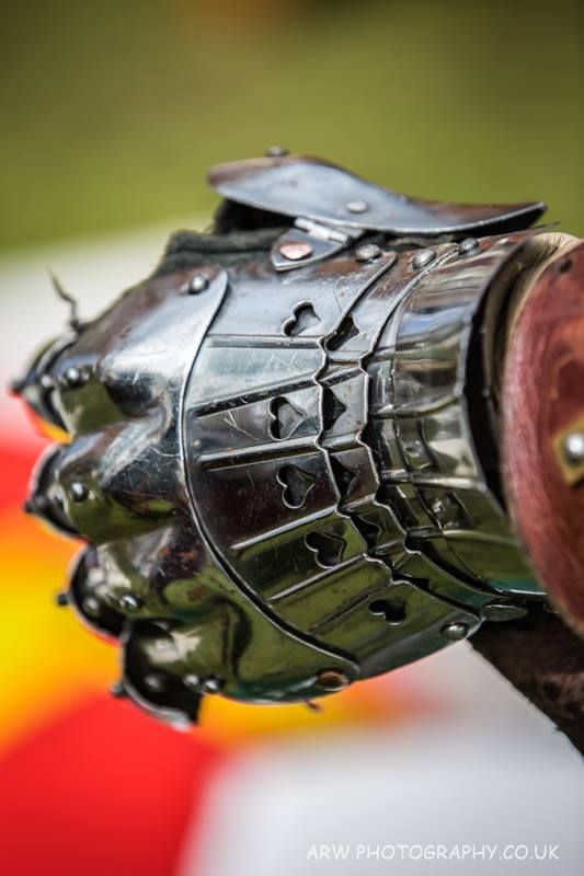 533x800, 49 Kb / рука, перчатка, доспехи, рыцарь