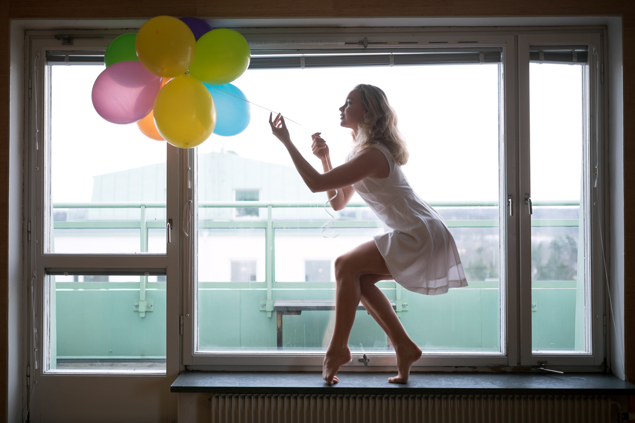 1240x827, 346 Kb / женщина, платье, шары, подоконник, окно, балкон, Наталья Андреева, Danica, Немчинова