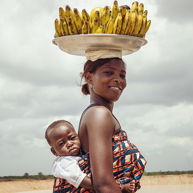 640x640, 92 Kb / женщина, ребенок, тарелка, бананы, небо