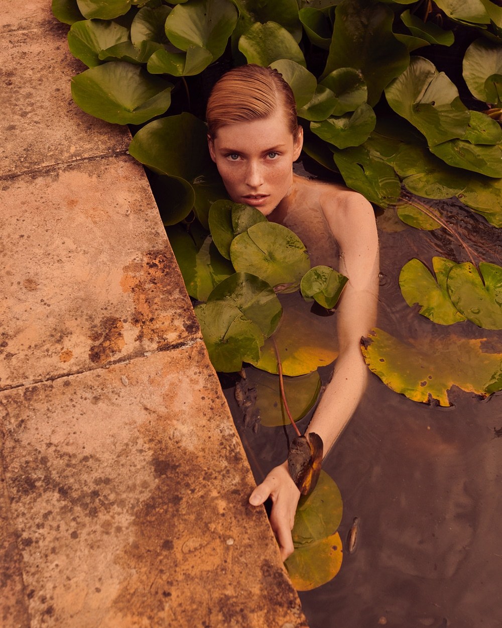 1000x1250, 291 Kb / кувшинки, бассейн, рыжая, веснушки