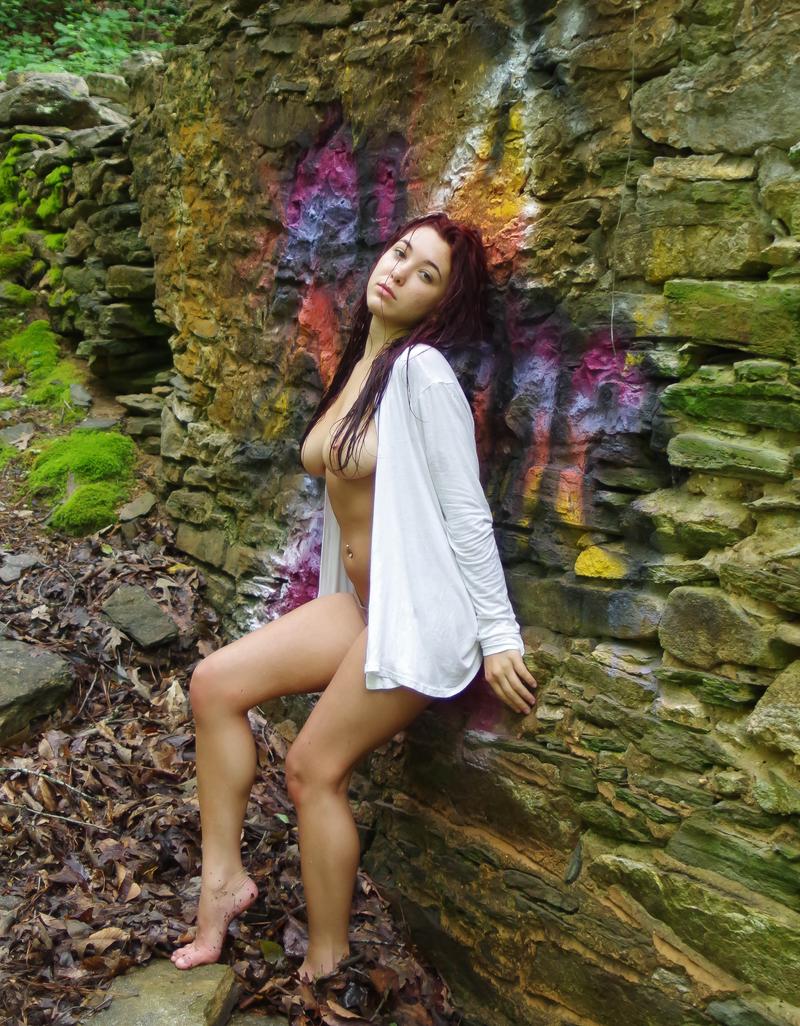 800x1026, 169 Kb / сиськи, рубашка, стена, камни, пирсинг