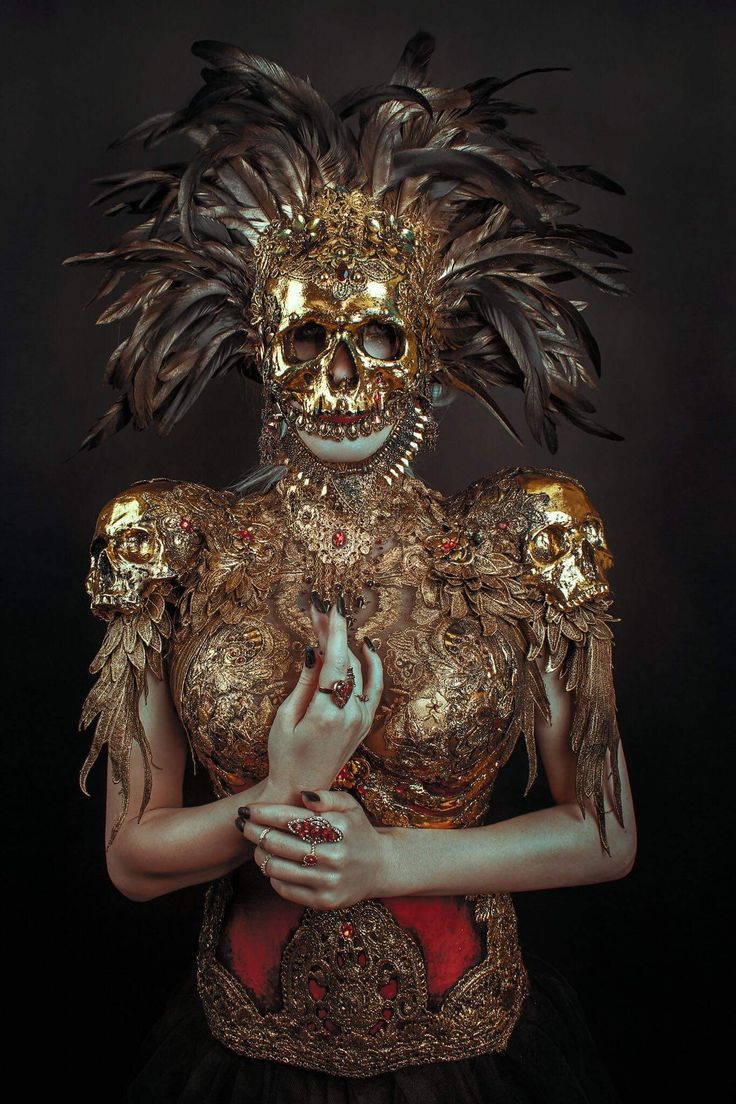 736x1104, 148 Kb / девка, костюм, золото, перья, черепа