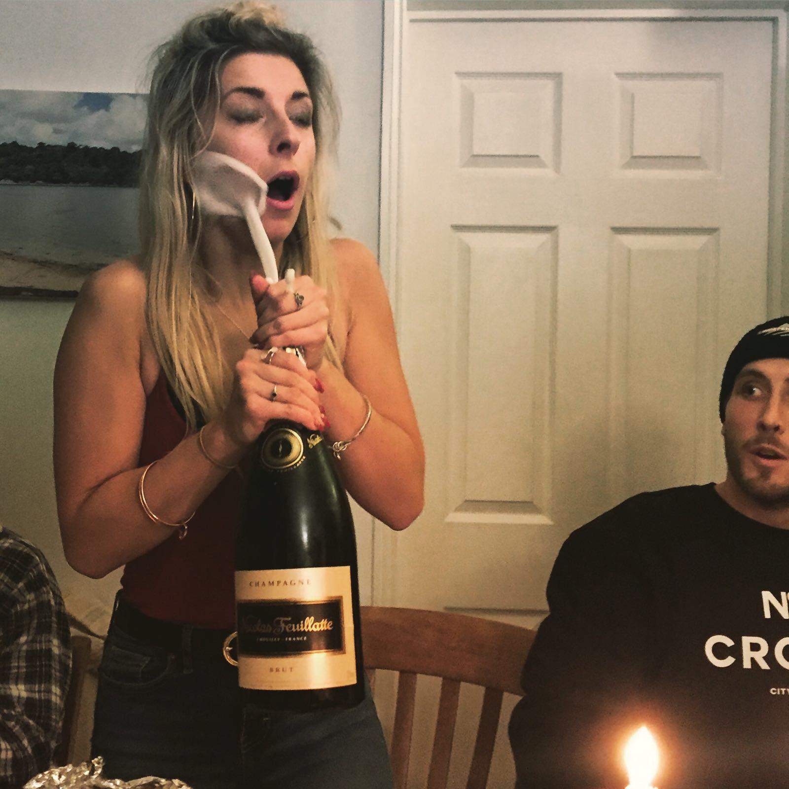 1600x1600, 188 Kb / шампанское, пена, рот, струя, на лицо, блондинка, ужин, стол, стул, браслет, шок