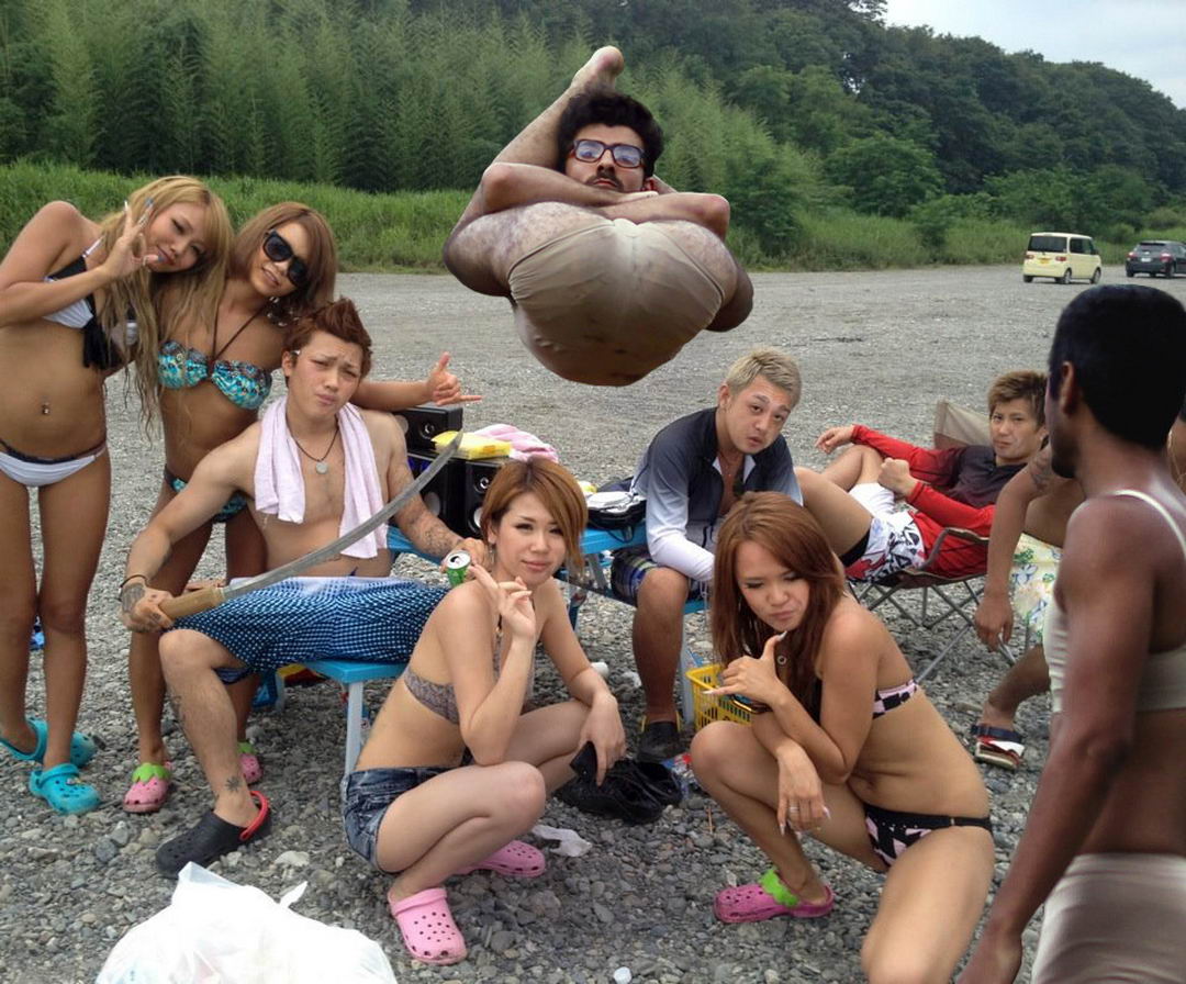 1080x896, 189 Kb / коллектив, левитация