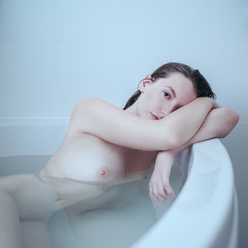 850x850, 410 Kb / ванна, шатенка, вода, Михаил Магин