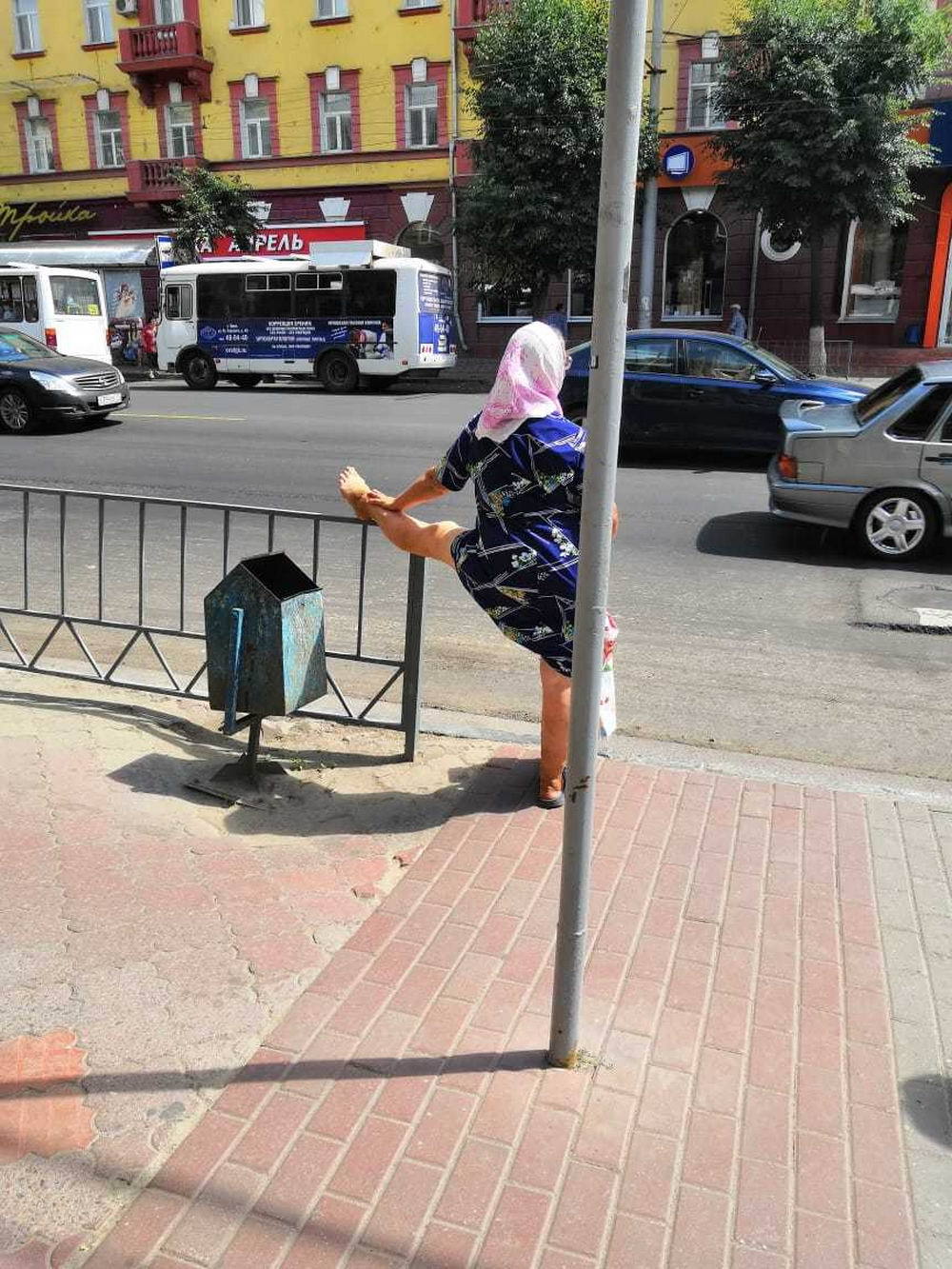 1000x1333, 243 Kb / перекресток, нога, бабушка, па, мусорка