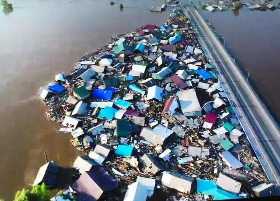 960x690, 94 Kb / Наводнение, дома, крыши