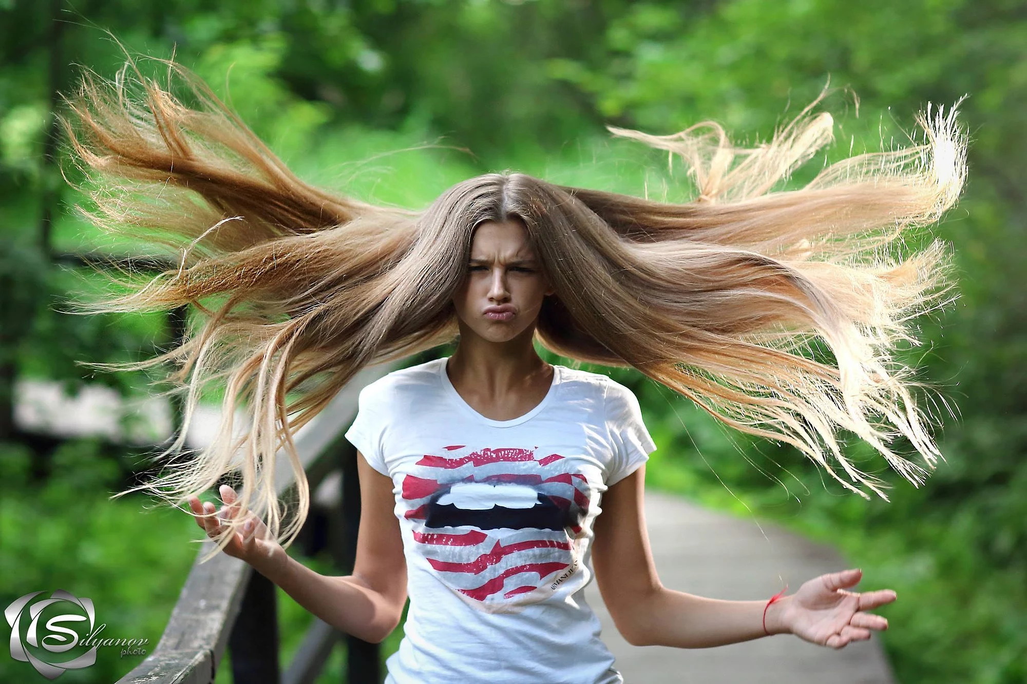 2000x1333, 621 Kb / волосы, губы, майка, блондинка, фенечка