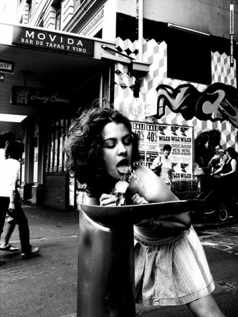 764x1019, 123 Kb / девка, фонтанчик, пьёт, ч/б