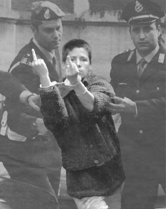 535x673, 33 Kb / девка, какое-то мусорьё, наручники, фак, ч/б