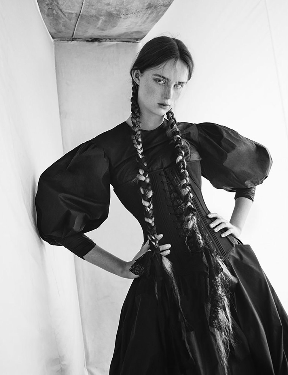 1000x1300, 123 Kb / девка, платье, корсет, коса, косы, руки, ч/б