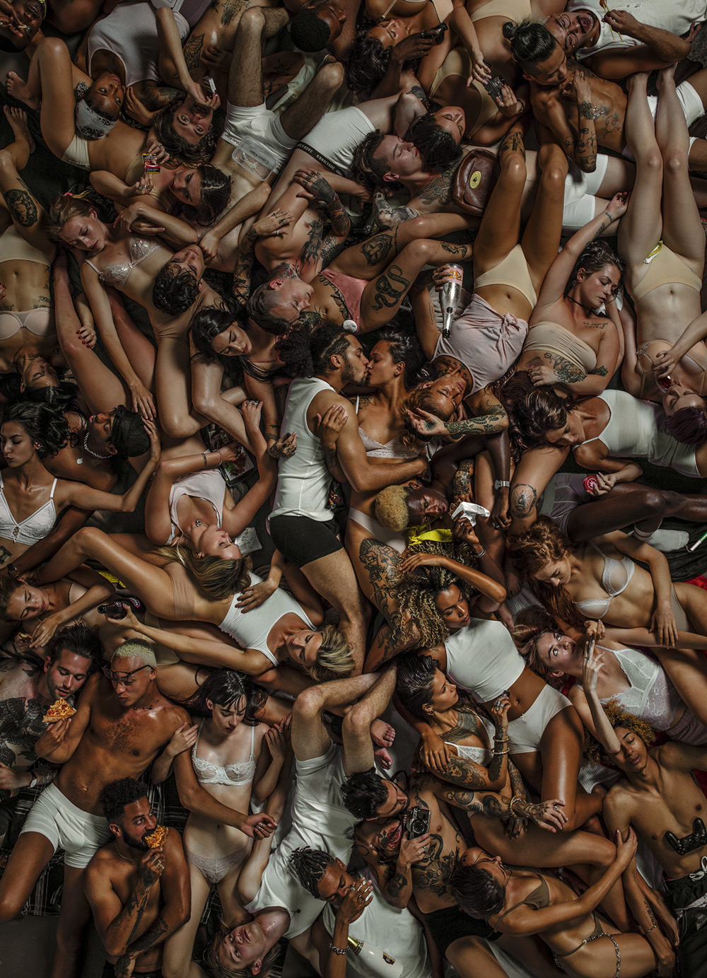 1000x1383, 607 Kb / тела, лежбище, поцелуй