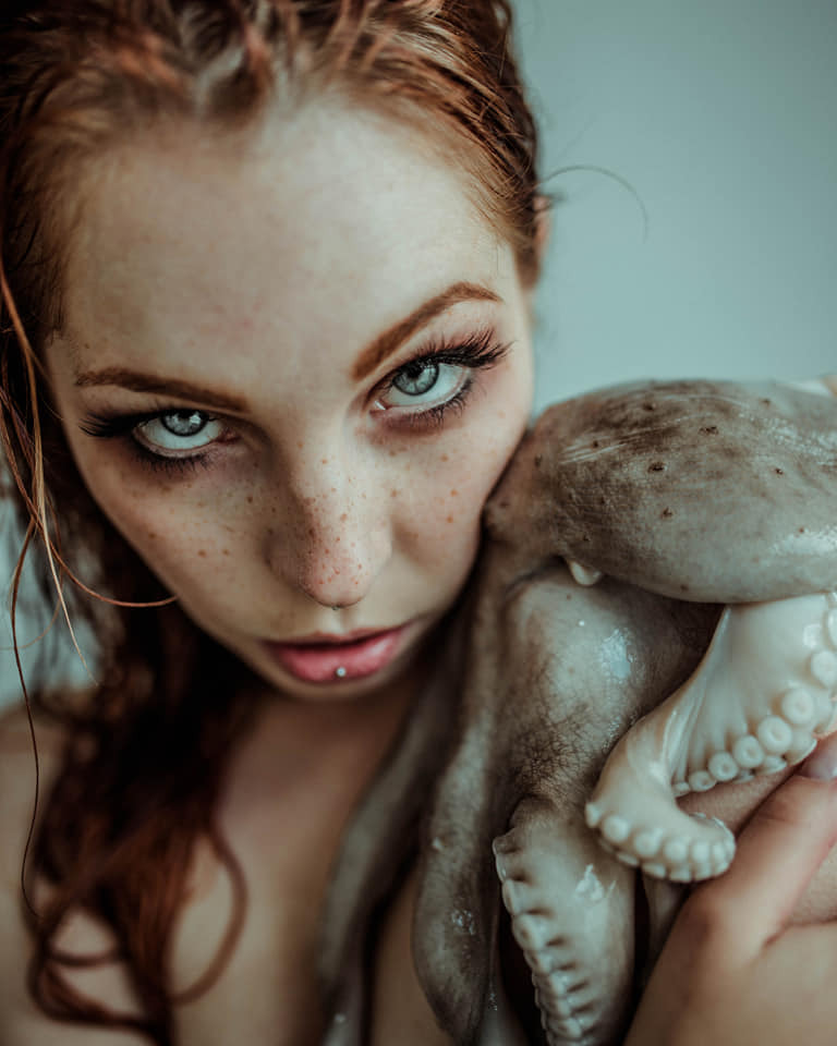 768x960, 88 Kb / девка, рыжая, осьминог, пирсинг, взгляд, веснушки