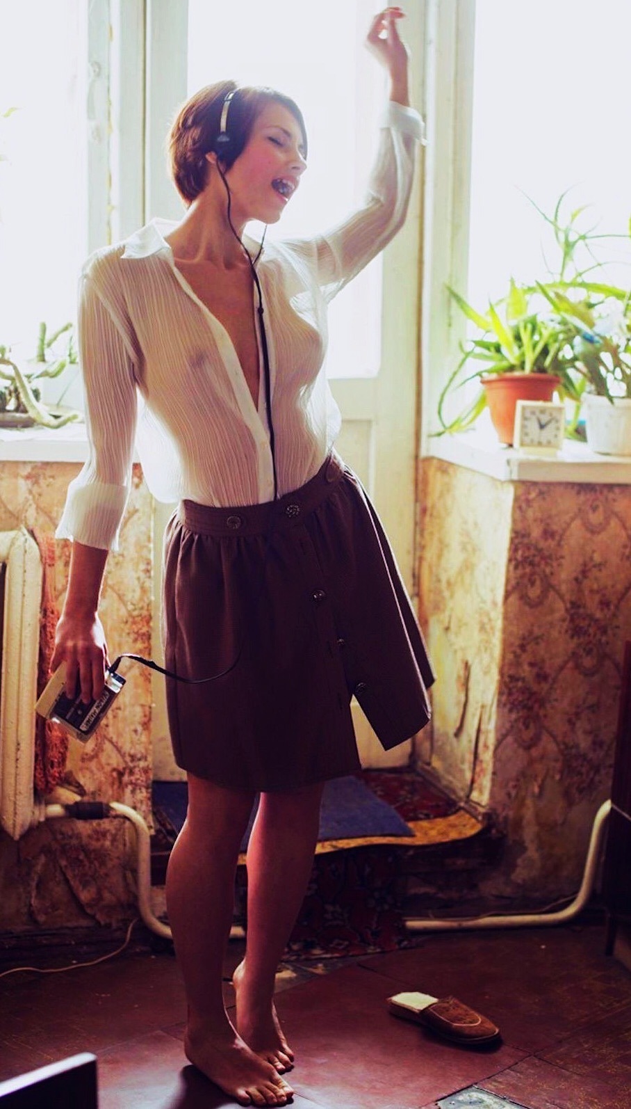 908x1594, 265 Kb / девка, наушники, музыка, плеер