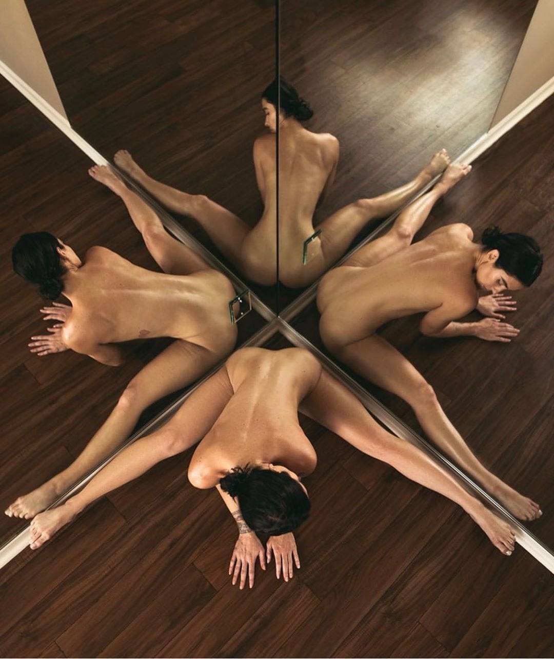 1080x1285, 123 Kb / голая, брюнетка, шпагат, отражение, растяжка