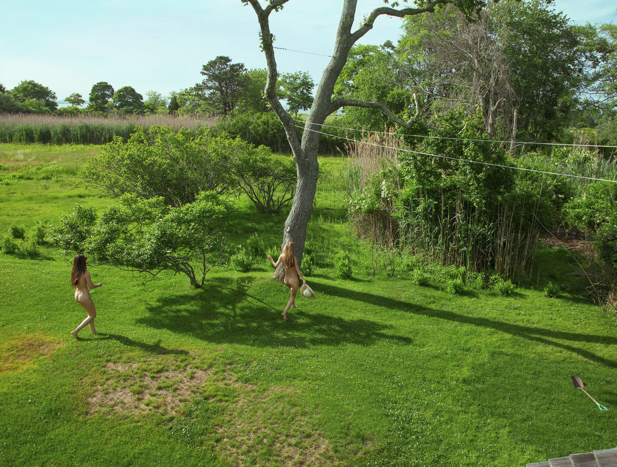 1216x920, 601 Kb / дерево, голые, шляпа, лопата, девушки