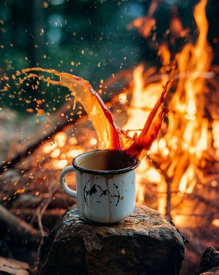 733x920, 83 Kb / кружка, костер, брызги, чай, камень