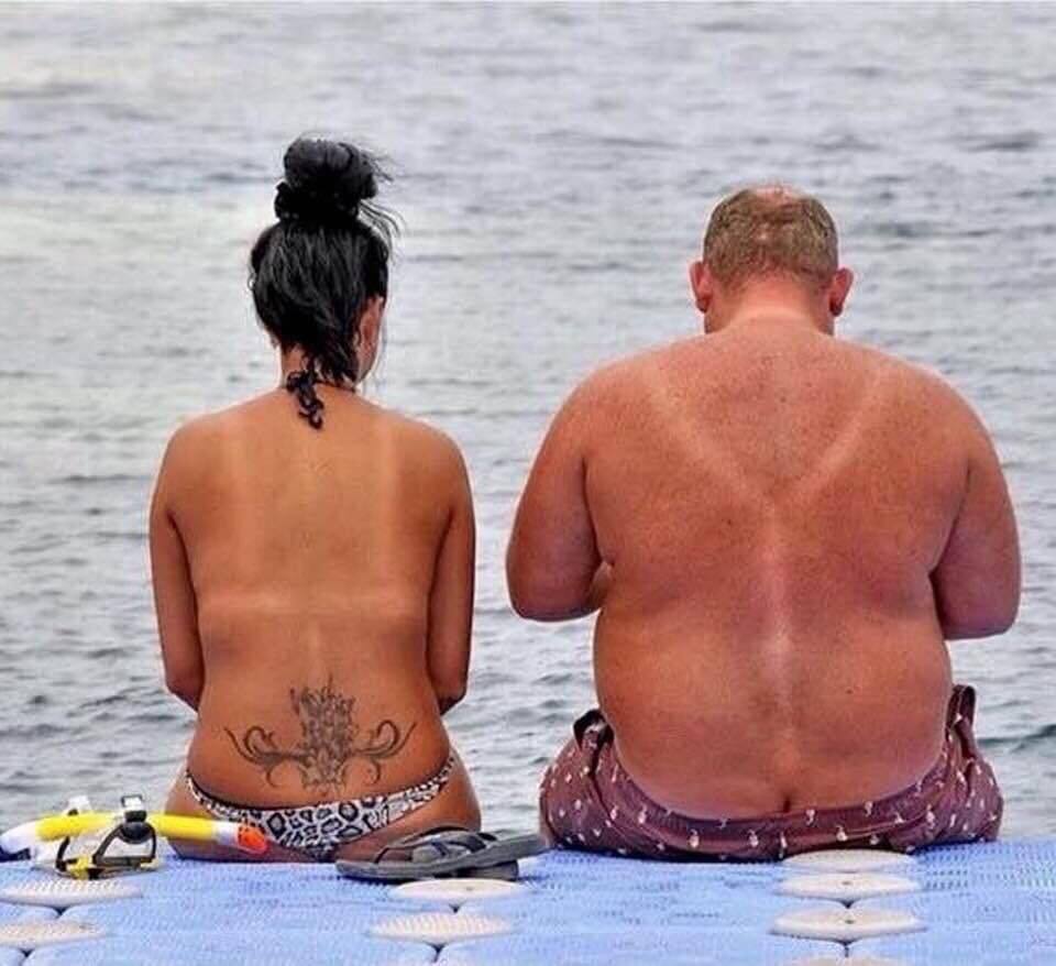 960x878, 74 Kb / спина, сидят, пирс, море, он, она, загар, маска, шлепки, пара, попа, шорты, плавки, купальник, стринги, брюнетка