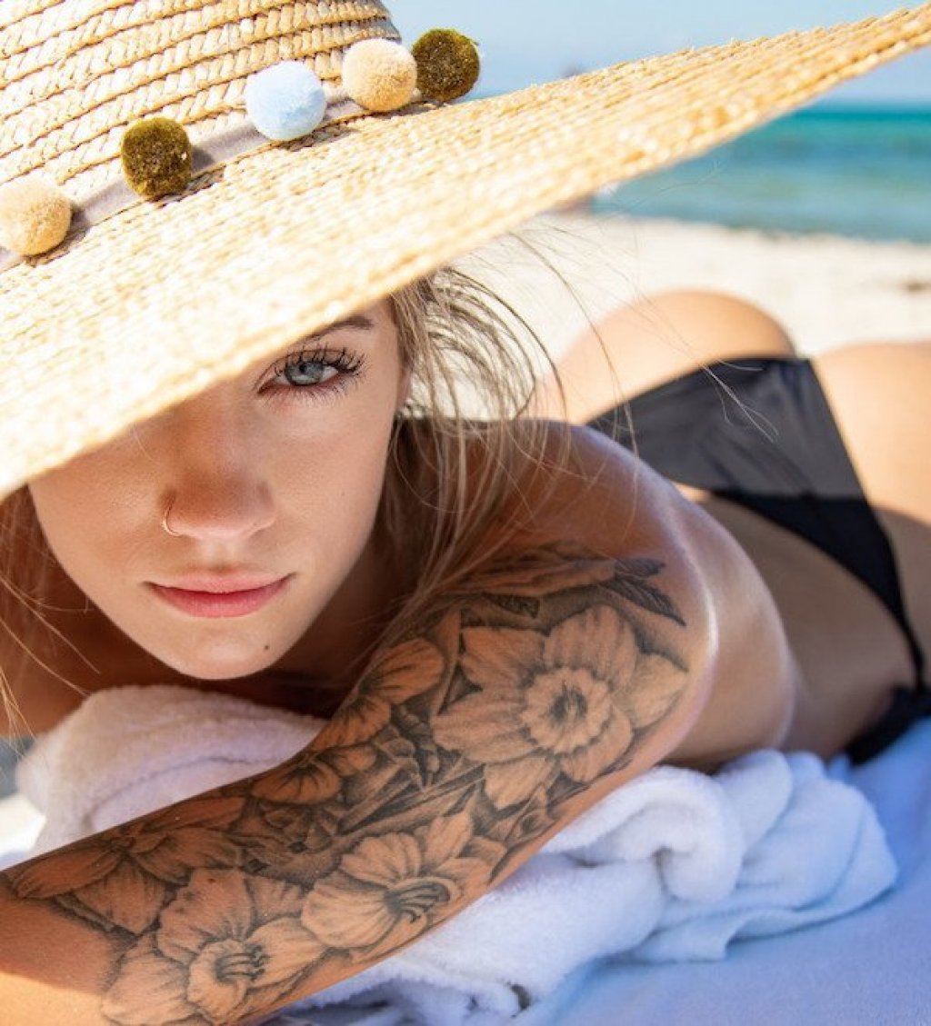 1024x1129, 172 Kb / шляпа, попа, тату, цветы, блондинка