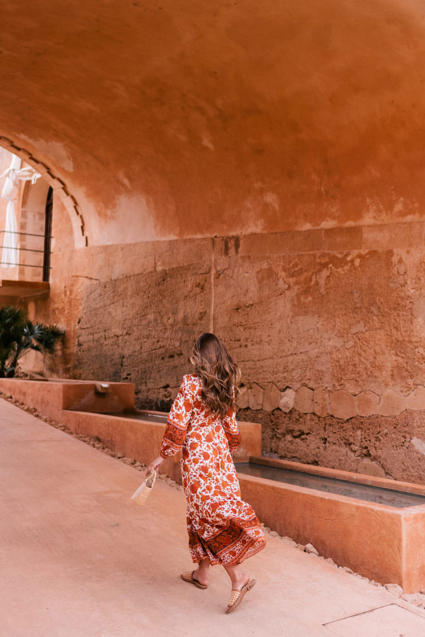 853x1280, 163 Kb / женщина, платье, охра