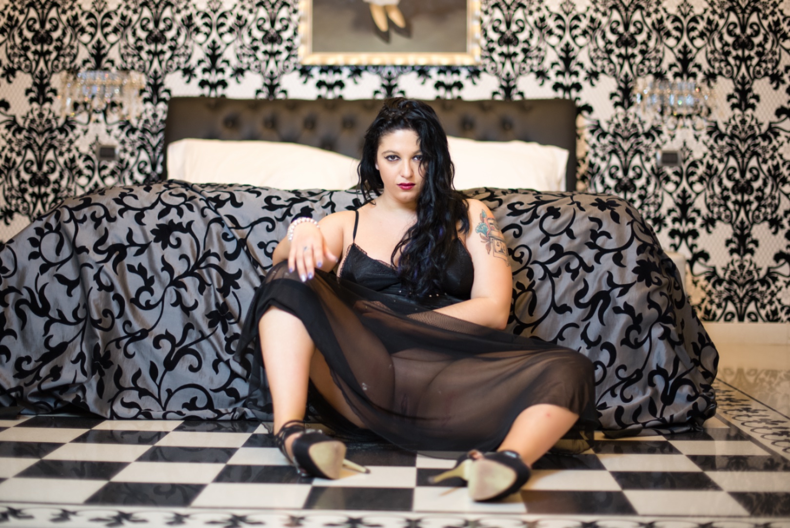 1620x1082, 527 Kb / сиськи, тату, брюнетка, кровать, туфли