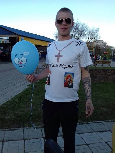 453x604, 60 Kb / гопник, очки, жизнь ворам, иконы, звезды, крест, тату, майка, принт, шарик, ауе