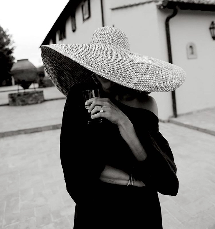 750x798, 262 Kb / шляпа, кольцо, браслеты, стакан, тату, ч/б