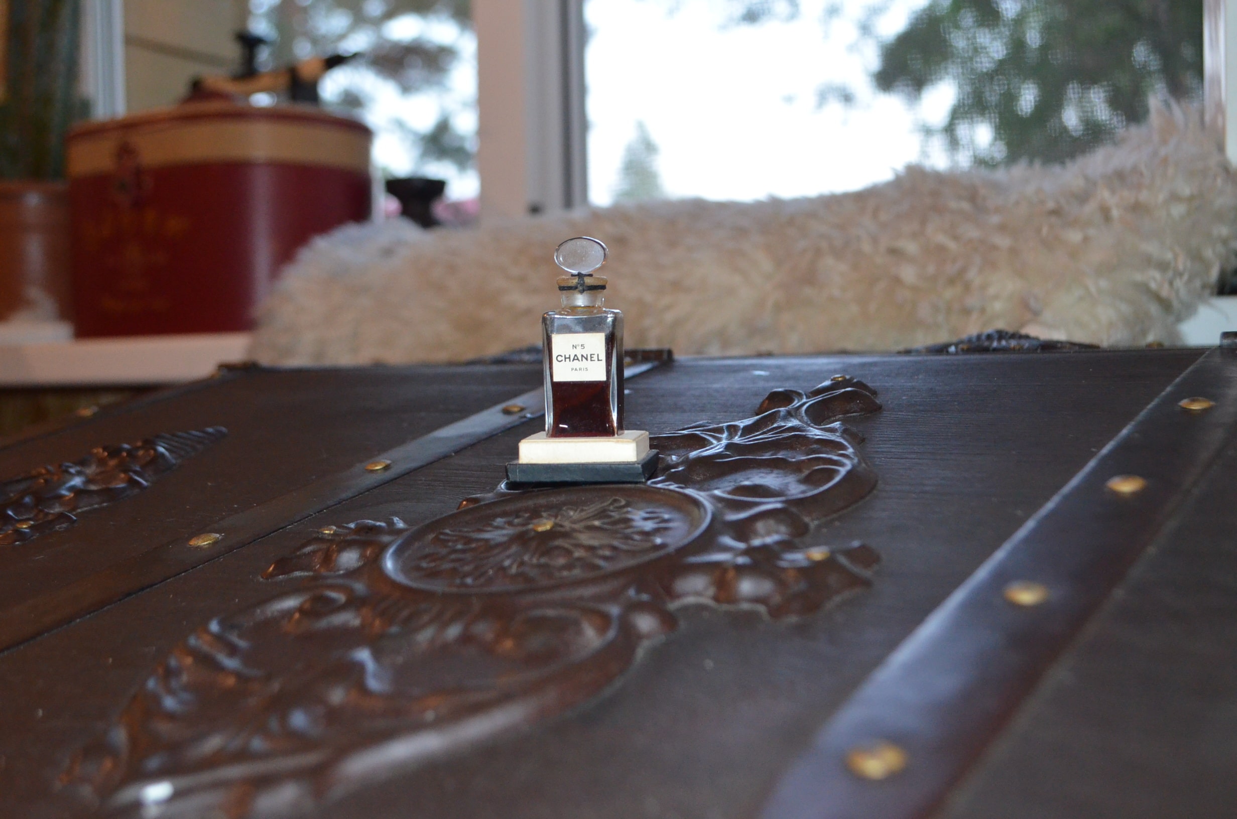 2464x1632, 374 Kb / флакон, шанель, № 5, винтаж, окно, Pana
