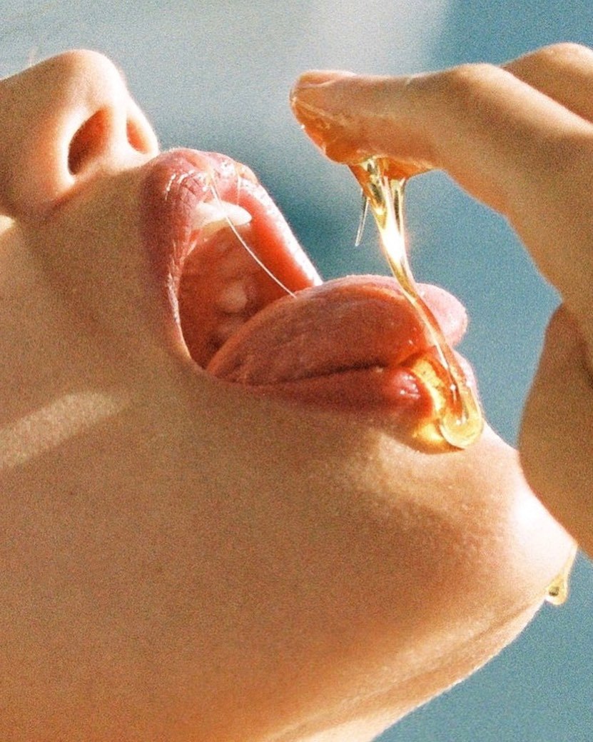 831x1039, 188 Kb / девка, рот, язык, пальцы, мёд