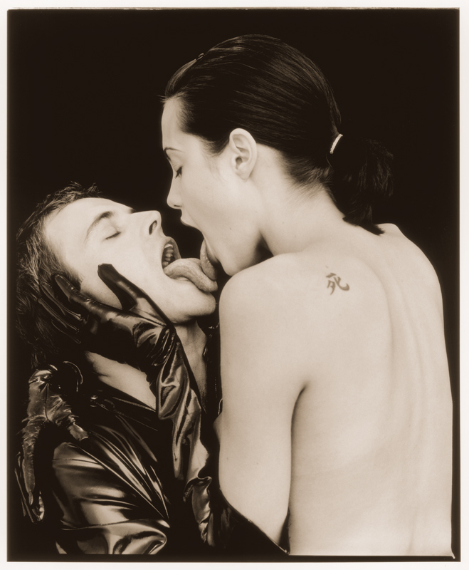 659x800, 234 Kb / язык, перчатки, тату, иероглиф, ч/б, джоли