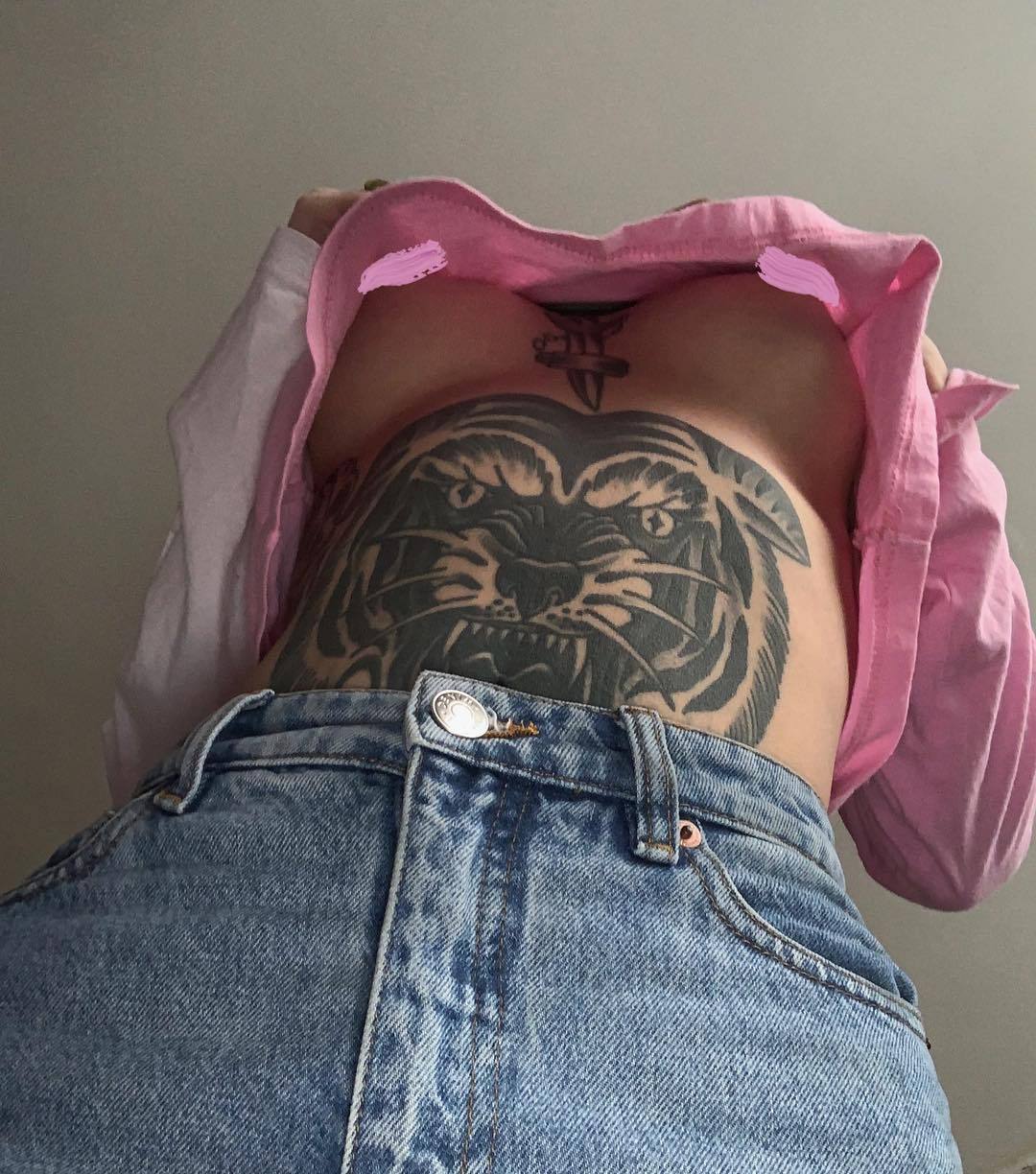 1080x1224, 191 Kb / девка, тату, тигр, снизу