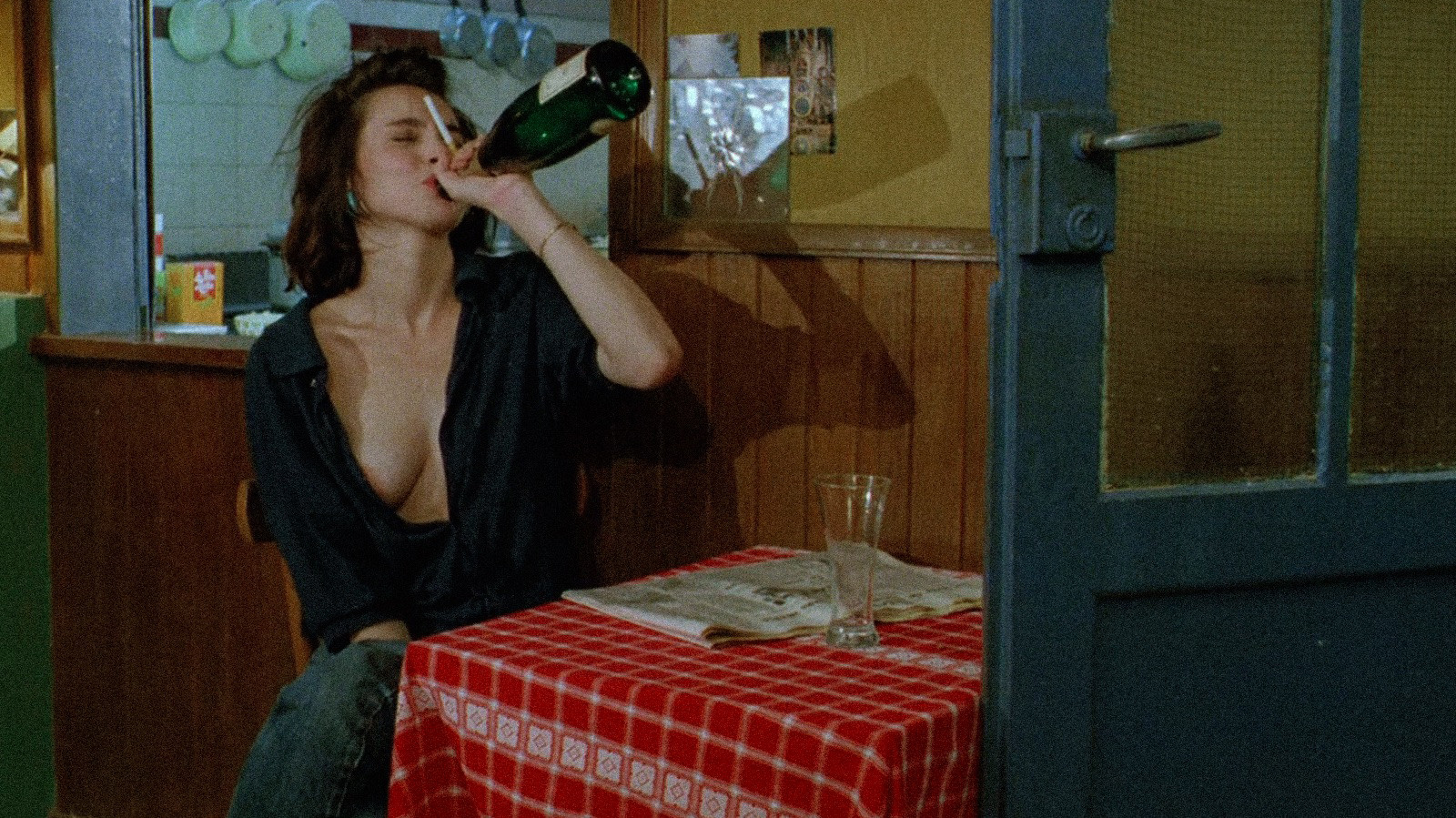 1600x899, 618 Kb / шампанское, сигарета, сиськи, бокал, бетти