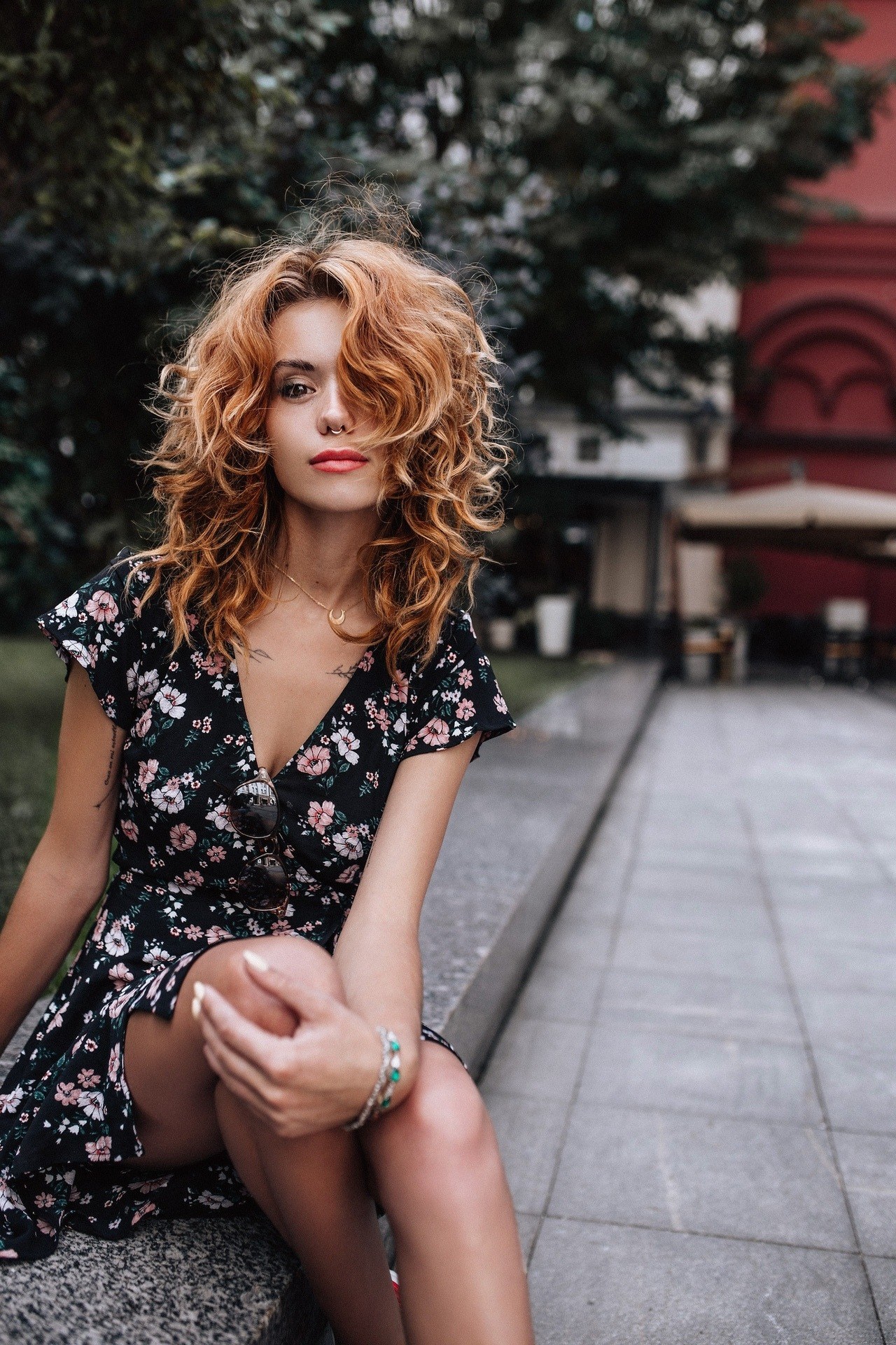 1280x1920, 638 Kb / пирсинг, цветы, очки, рыжая, взгляд