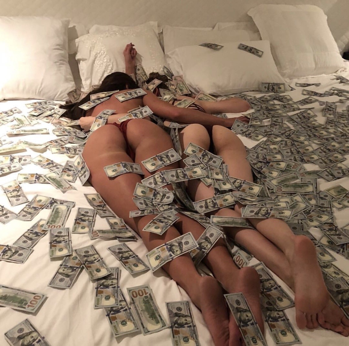 1125x1114, 317 Kb / девушки, деньги, попы, доллары, распродажа
