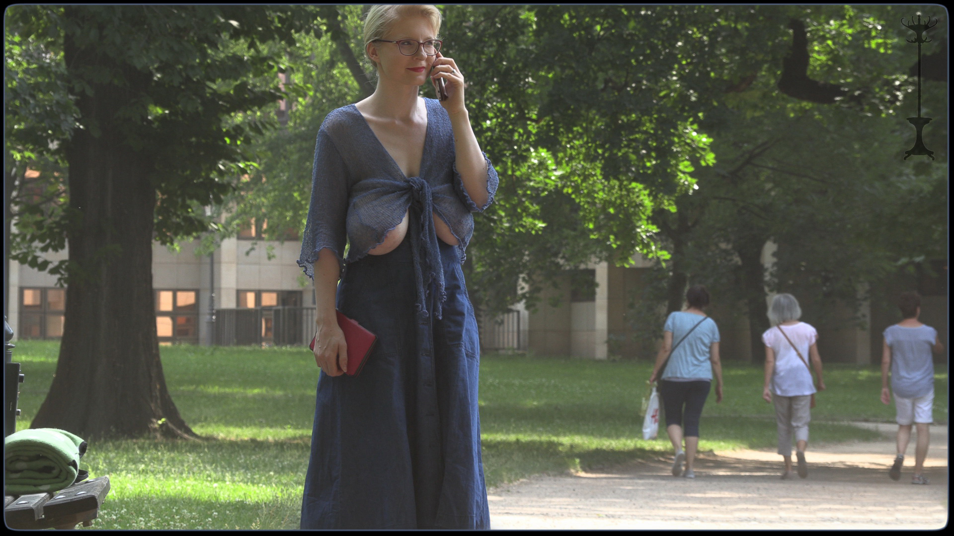 1920x1080, 572 Kb / пешеходы, дерево трава