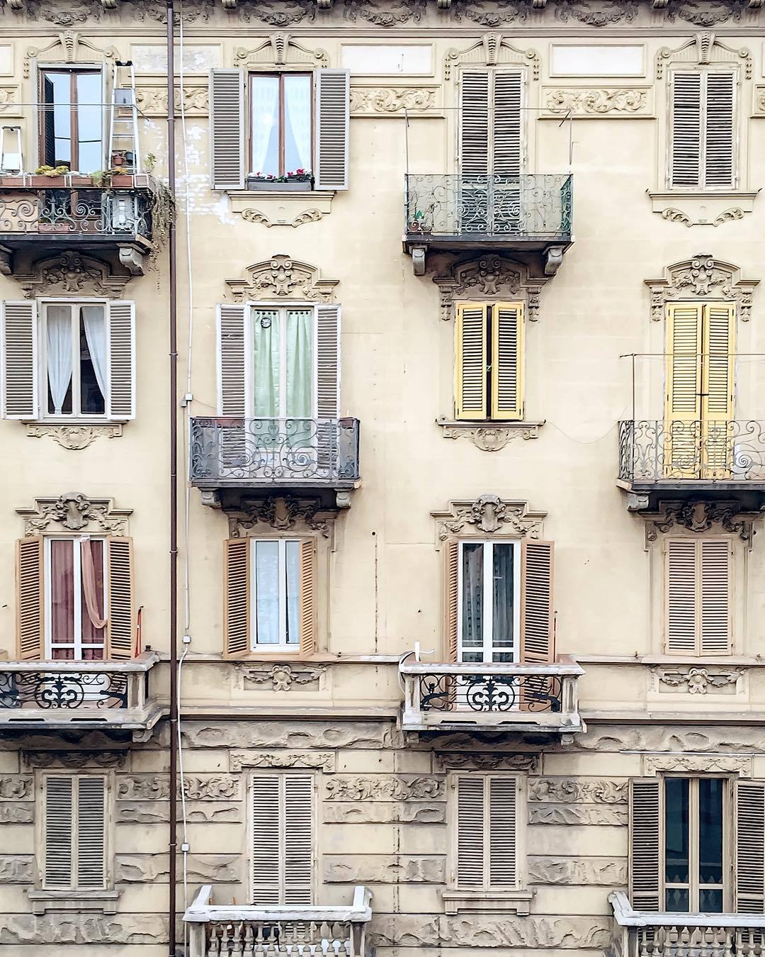 1080x1350, 297 Kb / архитектура, балконы, ставни