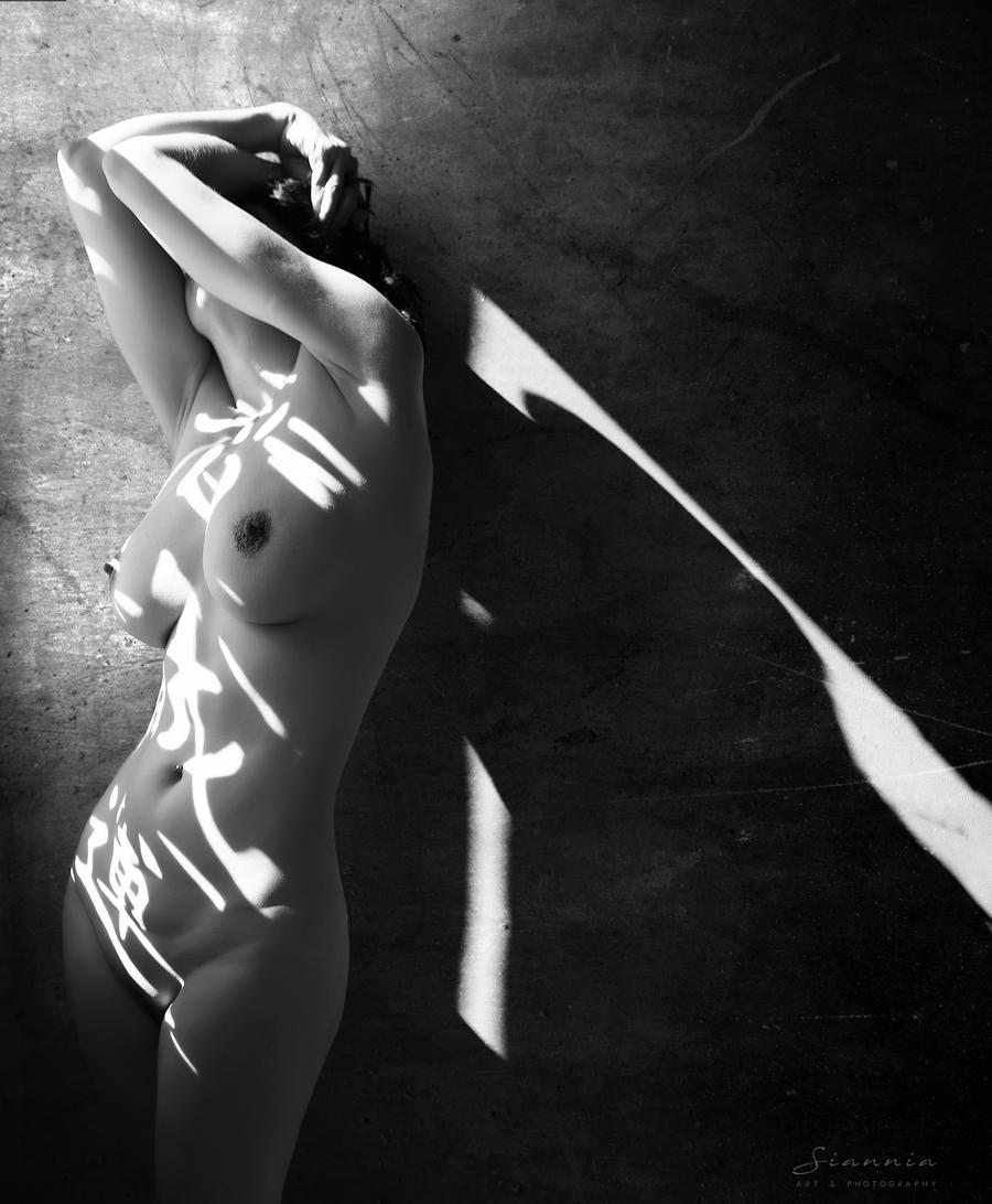 900x1092, 86 Kb / сиськи, голая, стена, ч/б