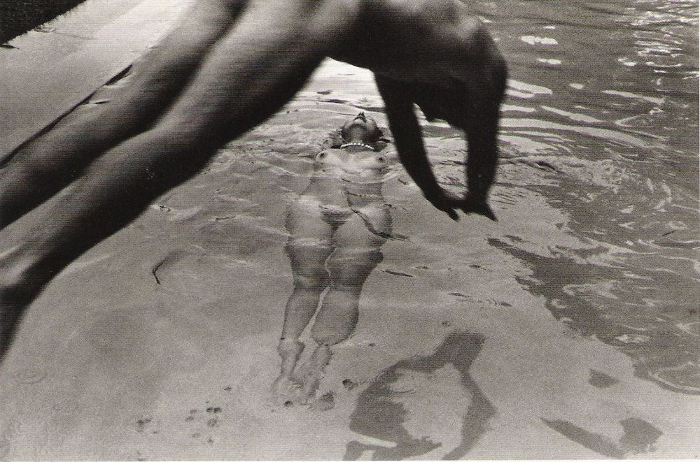 1000x661, 166 Kb / девка, вода, прыжок, ч/б