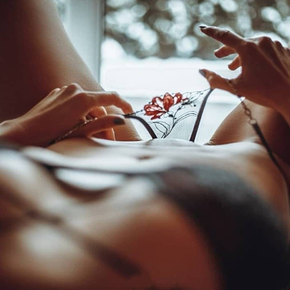 943x943, 48 Kb / руки, трусы, стринги, узор, кружева, прозрачное, окно, ноги, маникюр