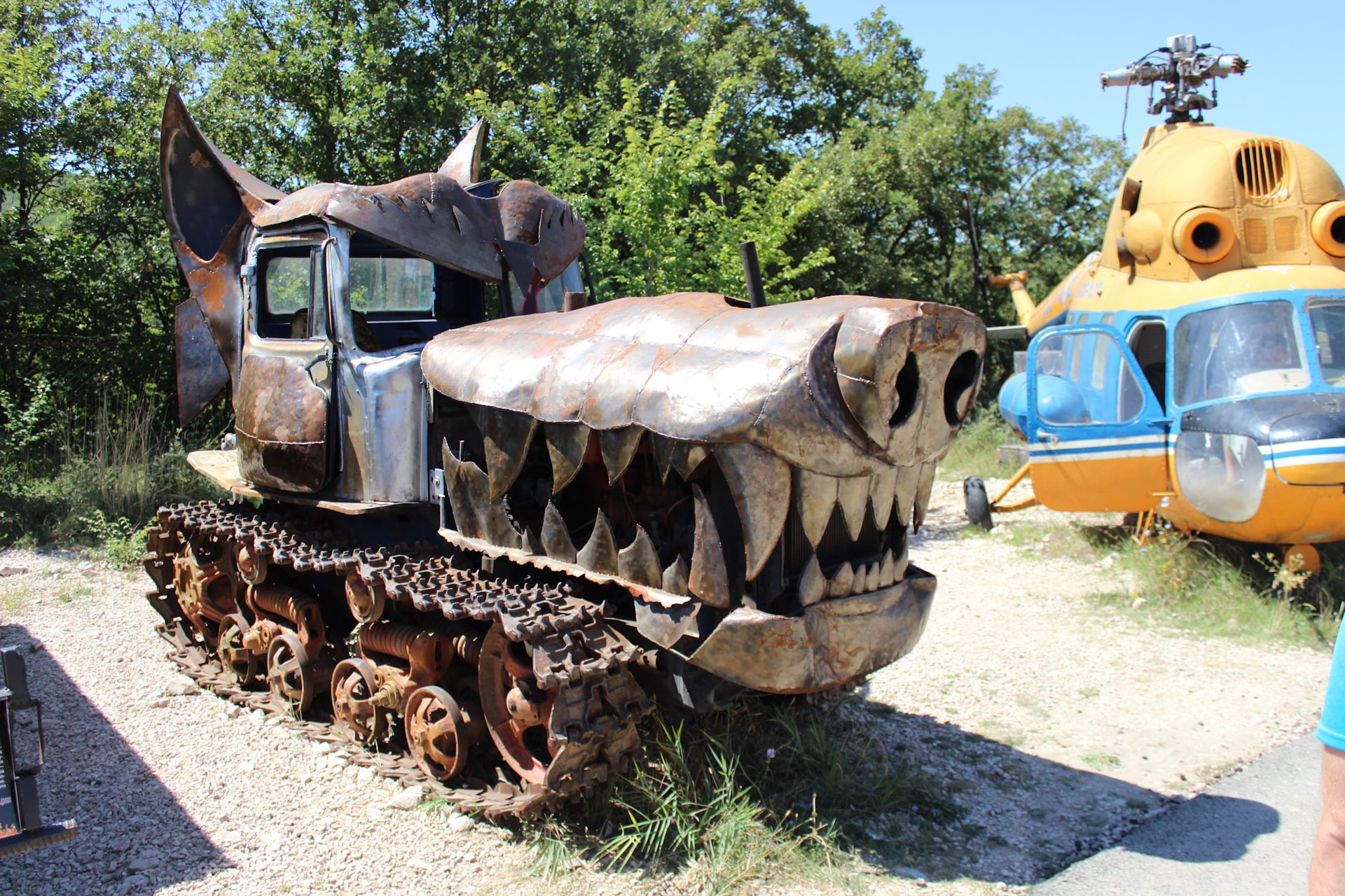 1920x1280, 587 Kb / волк, бульдозер, вертолет, трактор