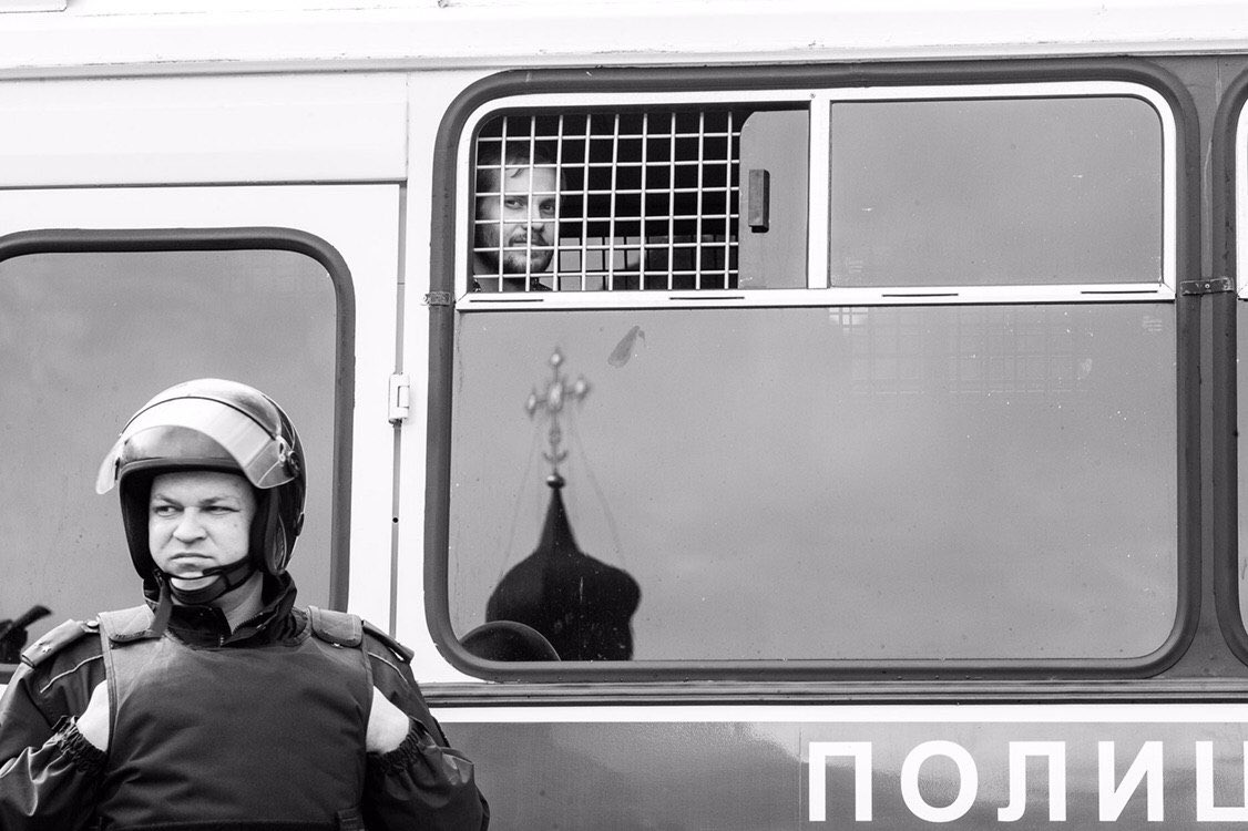 1126x750, 118 Kb / ОМОН, автозак, отражение, церковь, полиция, ч/б