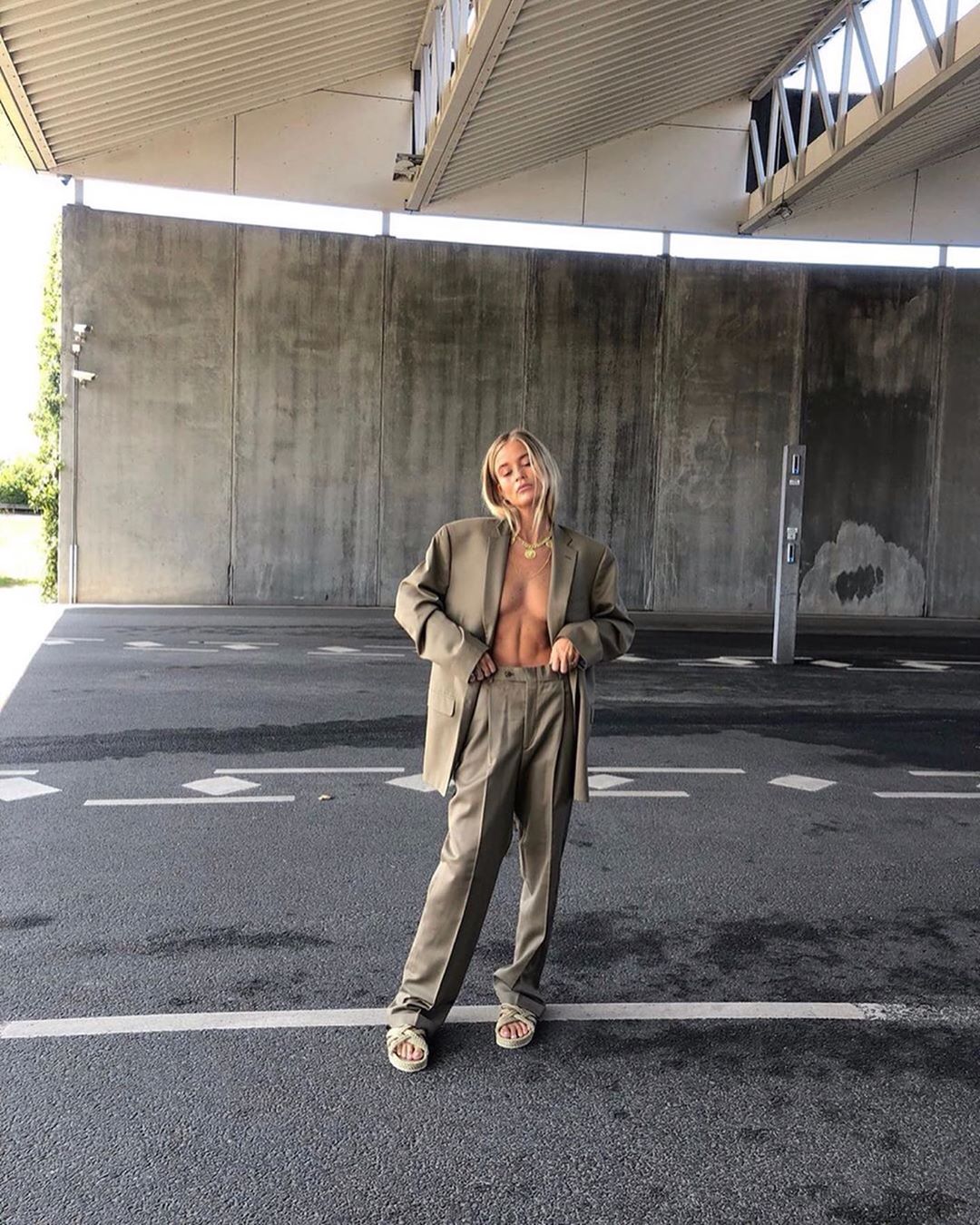 1080x1350, 283 Kb / блондинка, топлесс, пресс, костюм, дорога